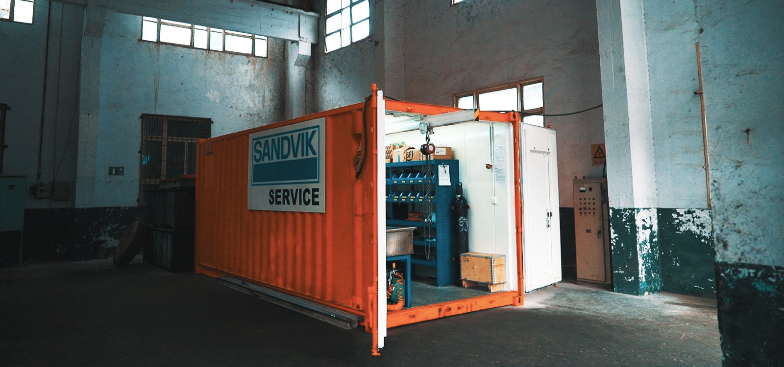 <p>O contêiner, fornecido pela Sandvik, contém equipamentos de manutenção e uma estação de trabalho.</p>