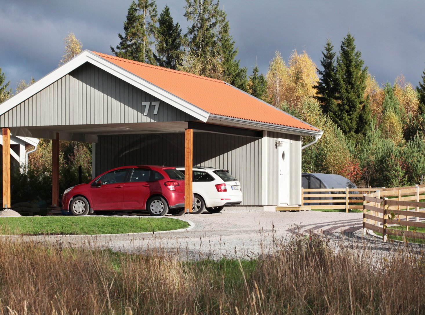 Dubbel carport med förråd