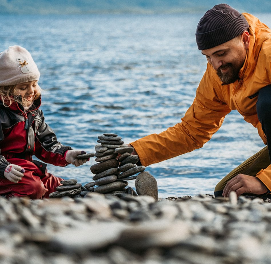 en dotter bygger stentorn med sin pappa