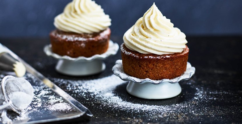 Krämig, söt och lätt syrlig frosting med schmand. Passar perfekt på konditoriets rabarber-, blåbärs- eller morotskaka. Arla