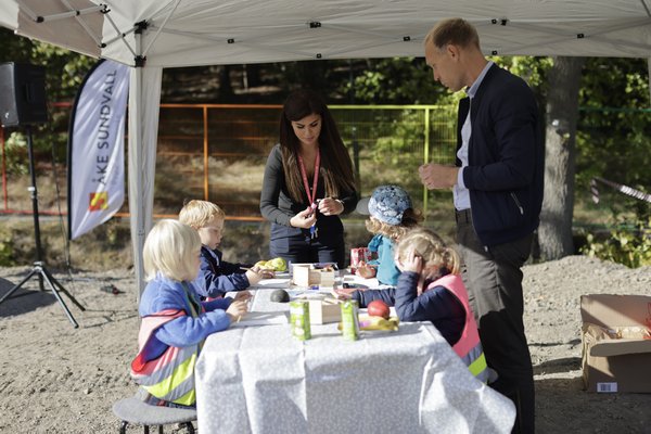 Åke Sundvall tar ett första spadtag för hyresrätterna i Klockelund