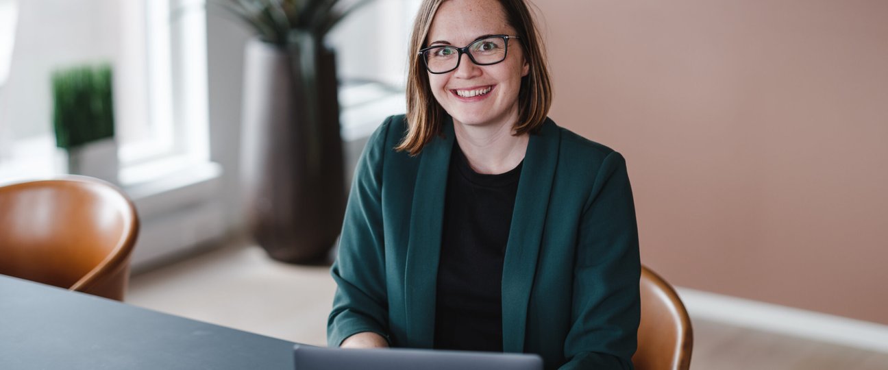 Inger-Marit på kontoret