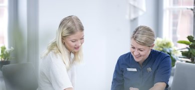 Två kvinnor samtalar