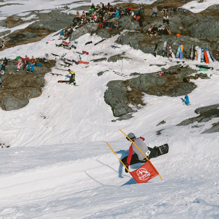 snowboard&aring;kare som t&auml;vlar Riksgr&auml;nsen Banked Slalom