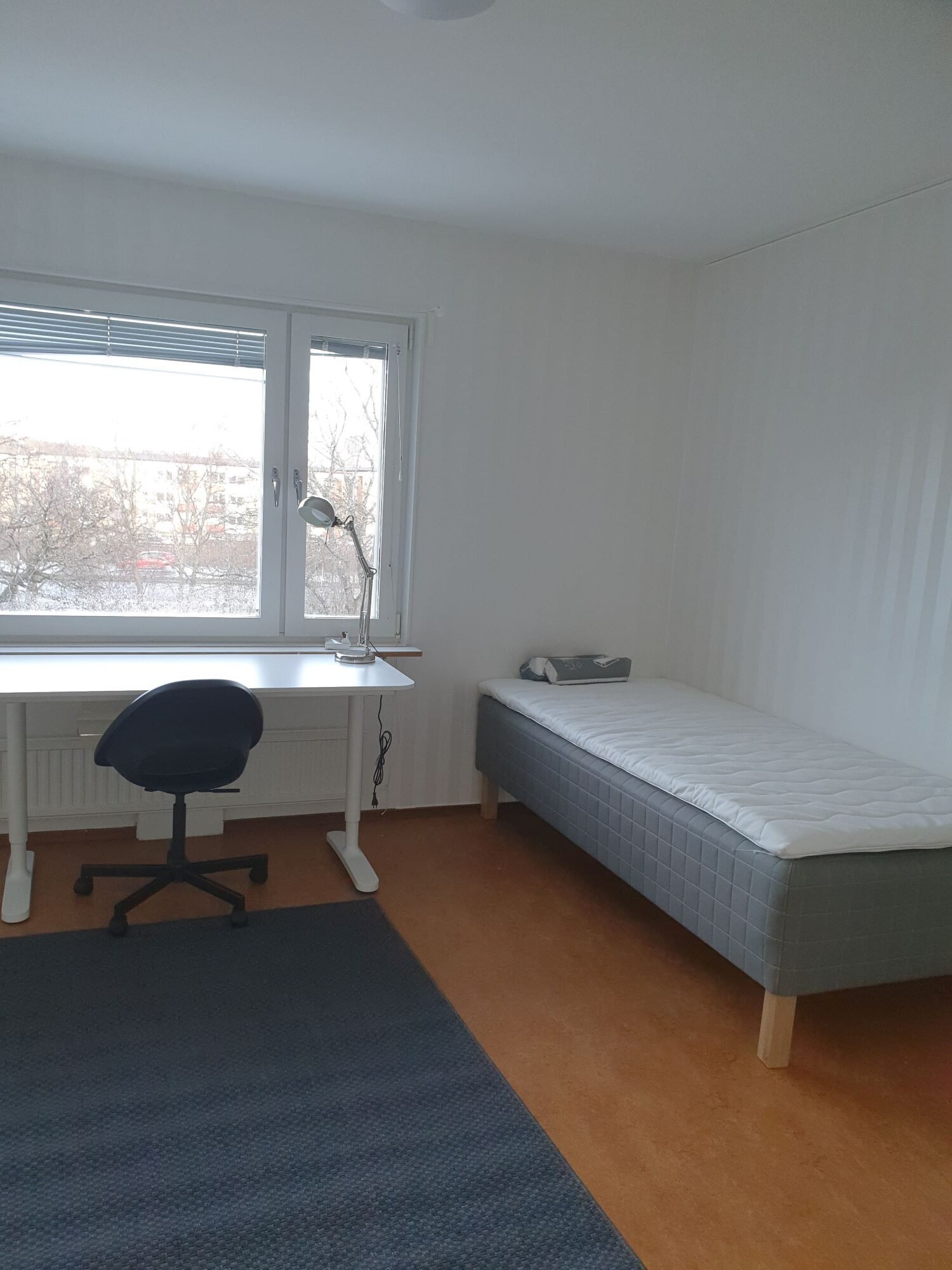 Studentroom with bed, desk and chair.