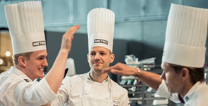 En högfemma för bra jobb. Team Sverige med commis Gustav Leonhardt, Sebastian Gibrand och coach Tommy Myllymäki pustar ut efter en lång tävlingsdag. Foto: Viktor Fremling