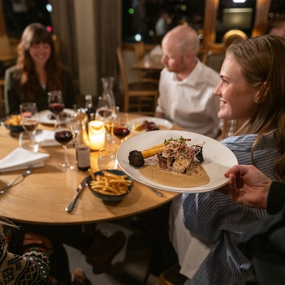 mat som serveras till ett s&auml;llskap i restaurangen