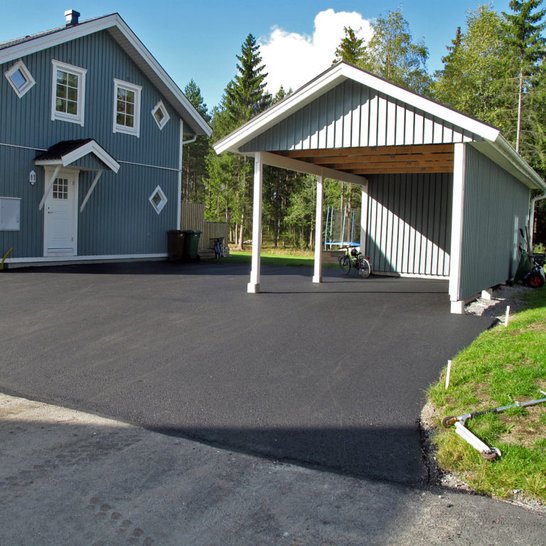 Liten carport med förråd