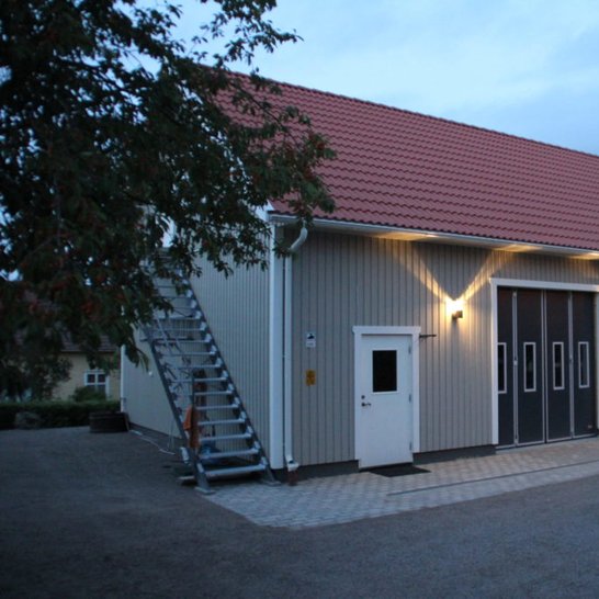 Maskinhall med två vikportar