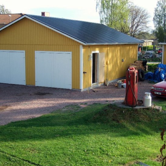Dubbelgarage med slagportar