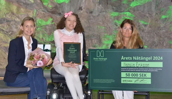 Natalie Eriksson tar emot sitt pris som årets Nätängel 2024 tillsammans med Sarah Hoff och Petra Lindskog.