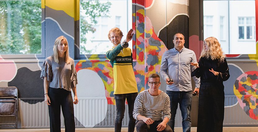 Personal med boule-koll. Måns Daniel, kreativ ledare, omgiven av Hedvig Bergström till vänster och Claes Hansen, Simon Dorkhom samt Anna Eriksson till höger. 