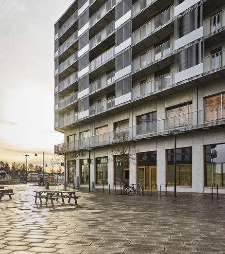 Restauranger, butiker och salonger i markplan och Svanenmärkta bostäder med privat innergård på övriga plan