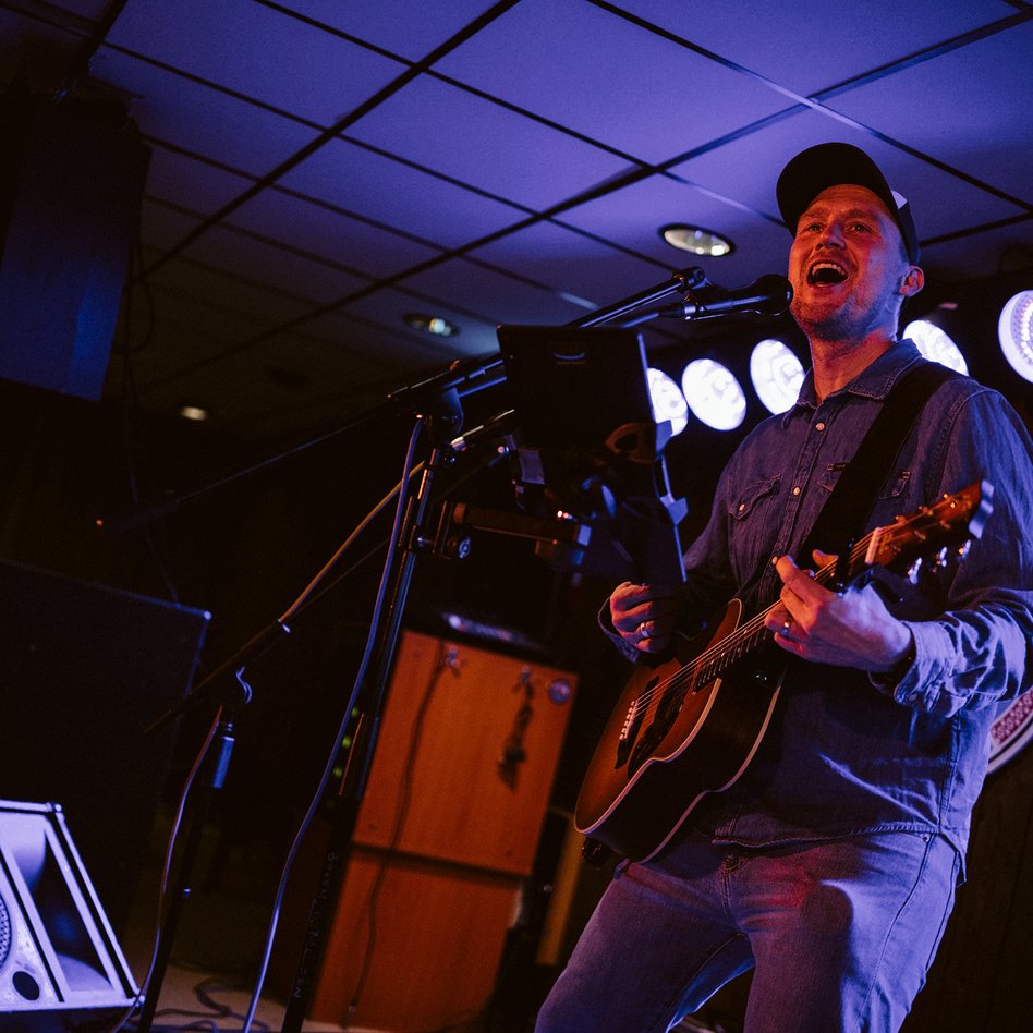 troubadour playing live music