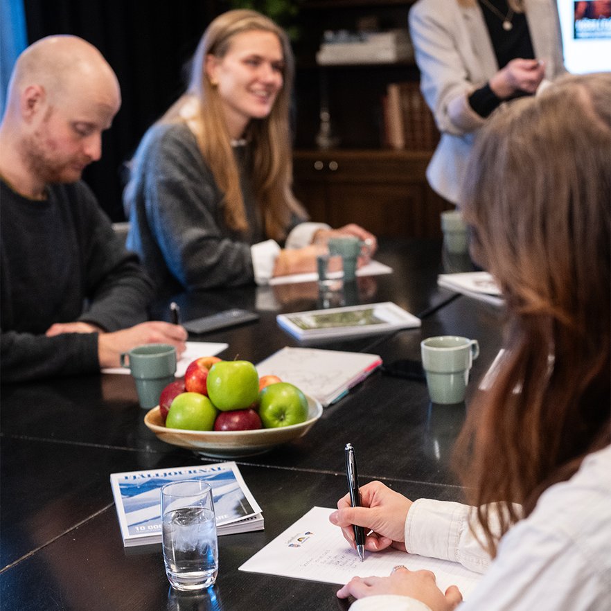 kvinna tar anteckningar under en konferens
