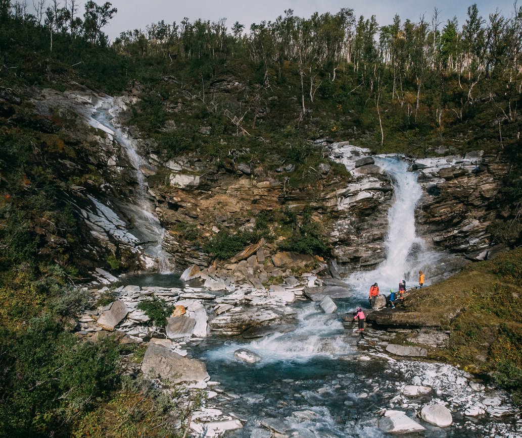 a pond in Ràkkasjohka with a waterfall next to it