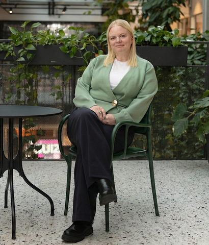 torunn sitter i en stol på rebel