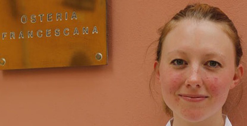 3-stjärnig praktik. Lina Ahlin utanför sitt jobb på Osteria Francescana. 