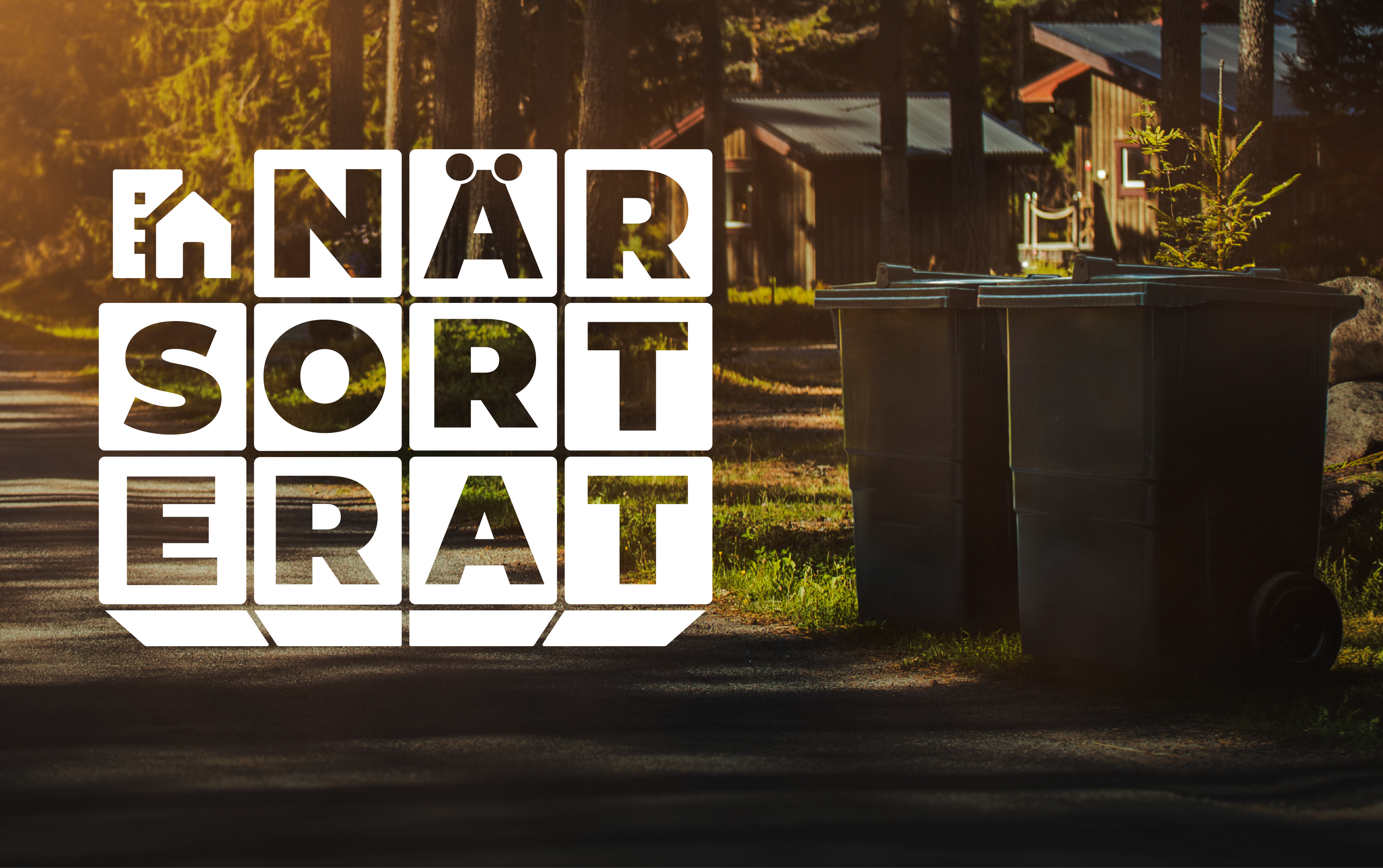 Avfallsk&auml;rl vid skogsv&auml;g i villaomr&aring;de &ndash; symboliserar inf&ouml;randet av N&auml;rsorterat i ett premi&auml;romr&aring;de.