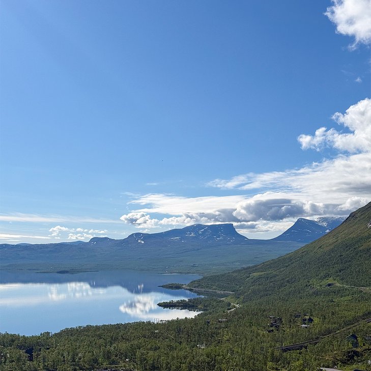 Lapporten sedd fr&aring;n baksidan av hotellet en solig sommardag