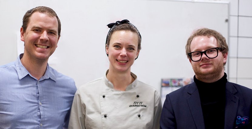 Stjärnkocken Titti Qvarnström med Pierre Orsander och Jonathan Burns – som skriver en bok om Malmös falafel. 