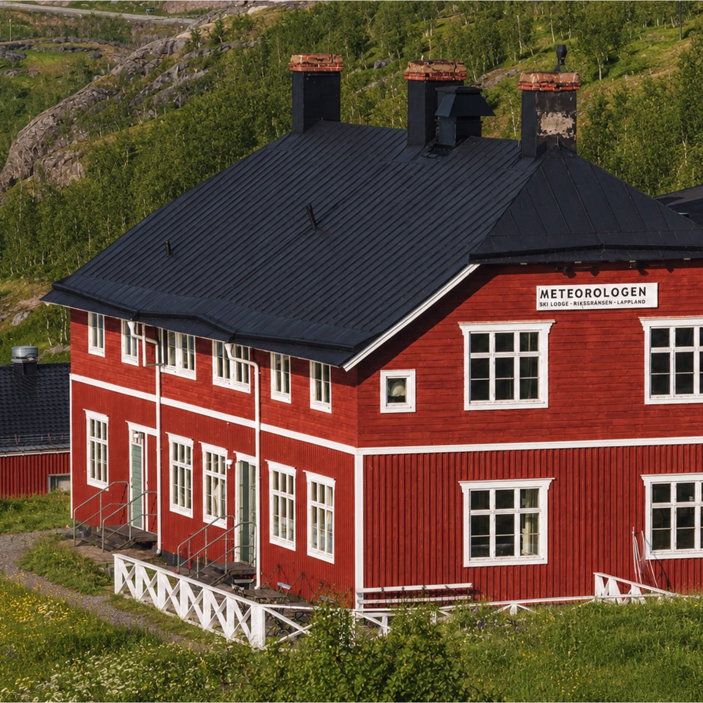 Meteorologen Summer Lodge en gr&ouml;nskande och solig dag