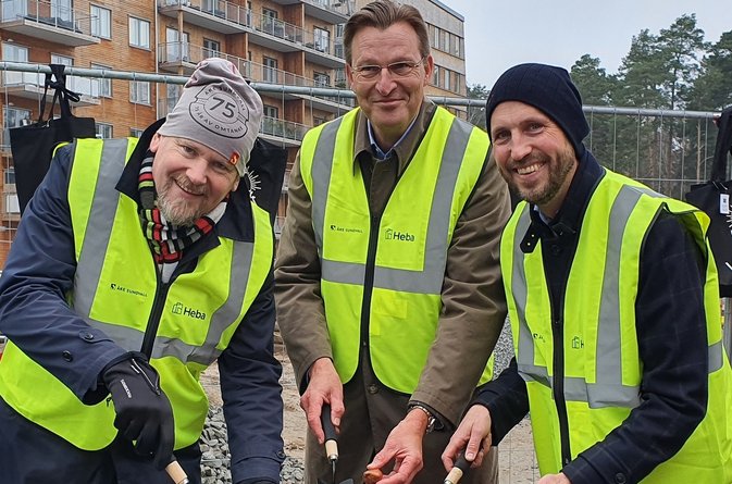 Åke Sundvall och Heba planterar startskottet för 159 nya Svanenmärkta bostadsrätter i Uppsala