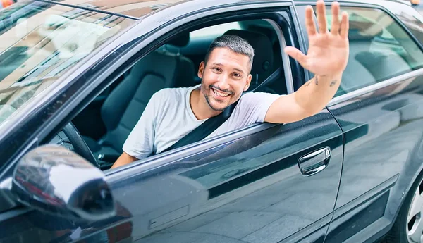 Kundberättelse - Jack sitter i sin bil. Fick parkeringsskada.