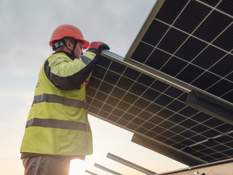 Mont&ouml;r i hj&auml;lm monterar en solpanel