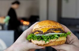 Hotellbokningar och hamburgare ger pengar till Ukraina