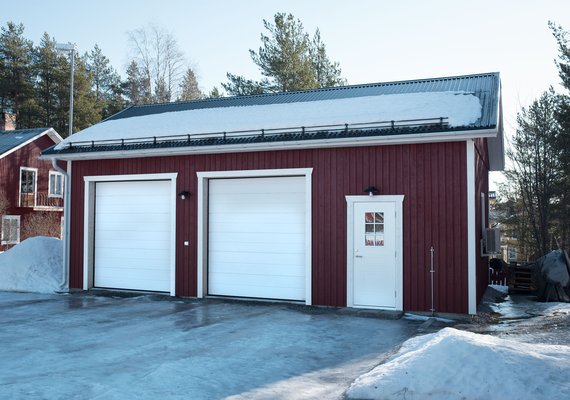 Dubbelgarage med hög invändig höjd