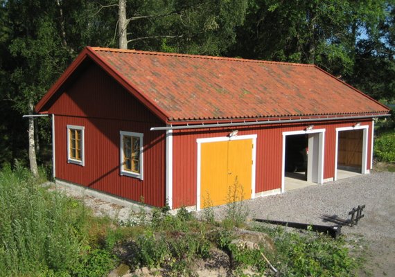 Barn style triple port garage with windows