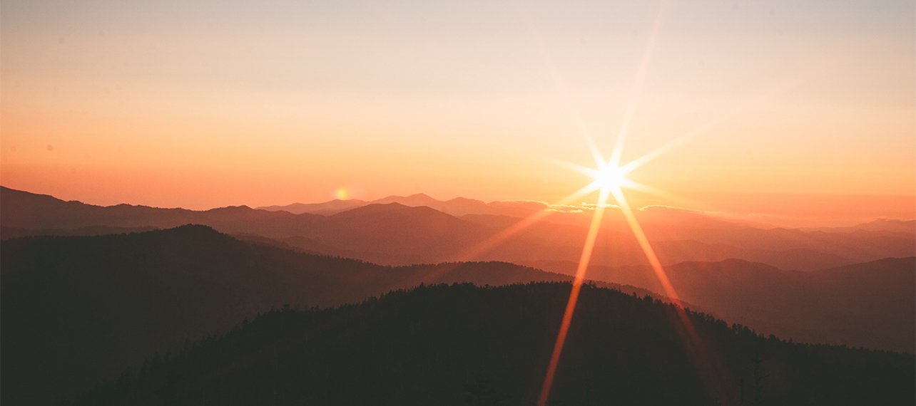 Soluppgång över bergslandskap