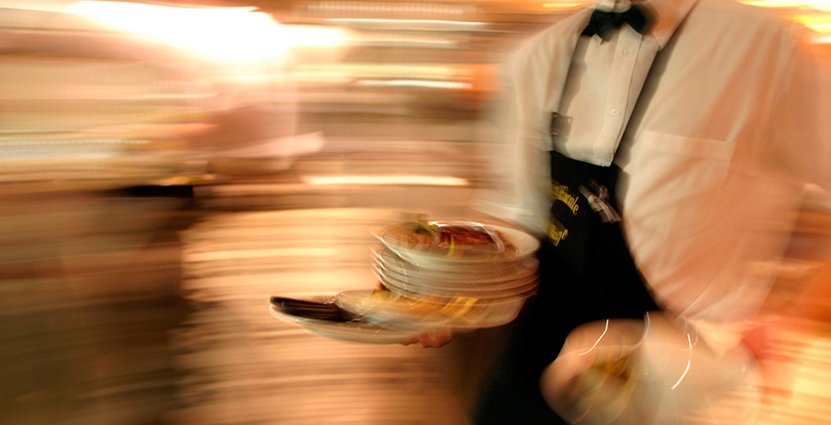 Redan från slutet av nästa år ska du kunna ansöka om serveringstillstånd och göra livsmedelsanmälan via webben.  