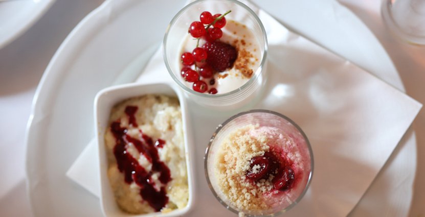 Avrundning. Desserterna består av filbunke, änglamat (körsbärsgrädde) och sjuskinningsgröt (risgrynsgröt).  