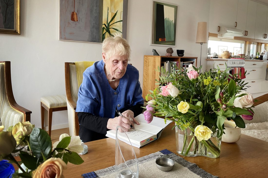 Vid 90 tog Elsie Johansson mod till sig och sjöng ut