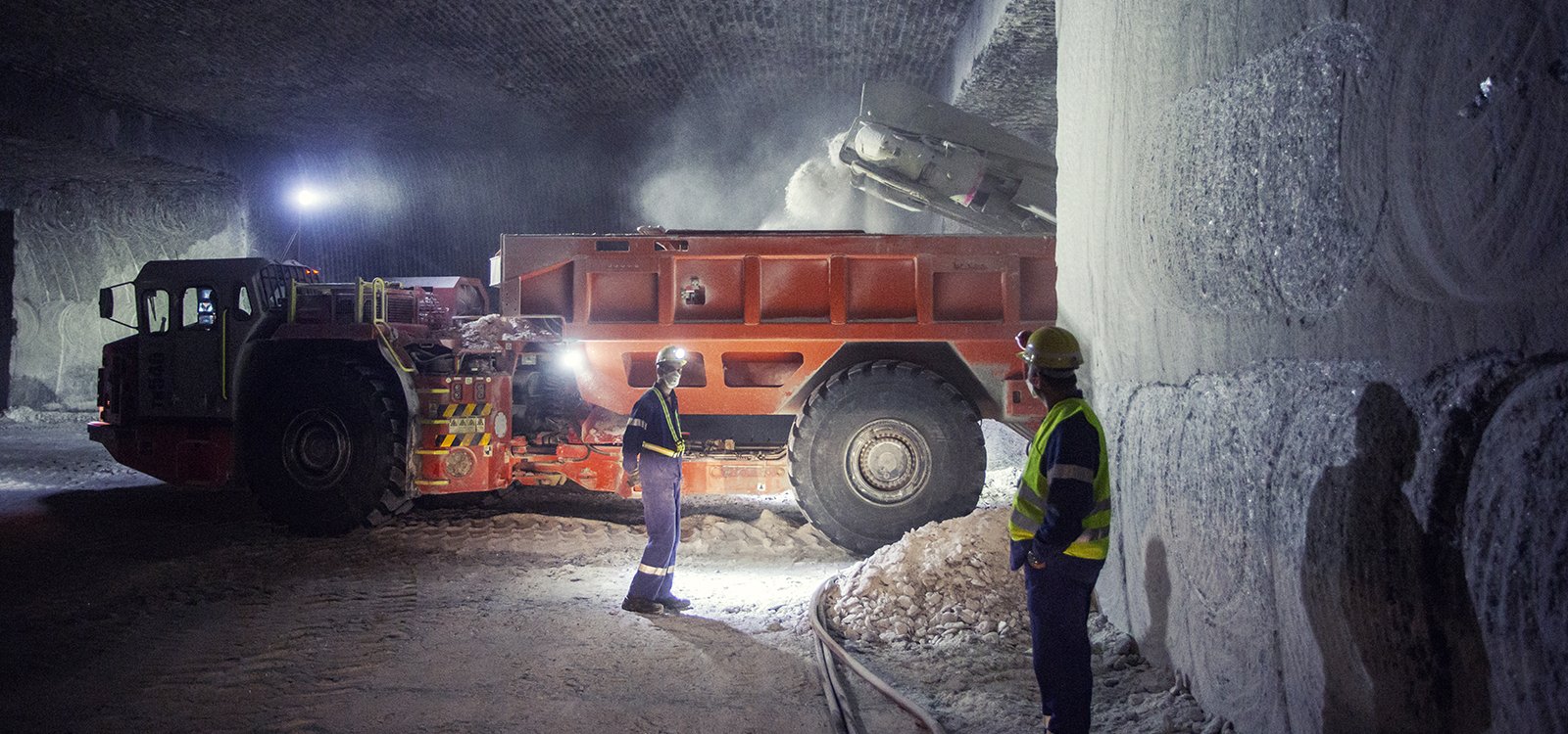<p>A Sandvik MB770 loads a Sandvik TH540 ejector truck, which hauls the salt to the feed conveyor.</p>