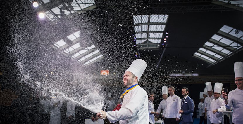 David Lundqvist firar minuterna efter att han vunnit titeln Årets Kock 2018.  Foto: Carla Lomakka