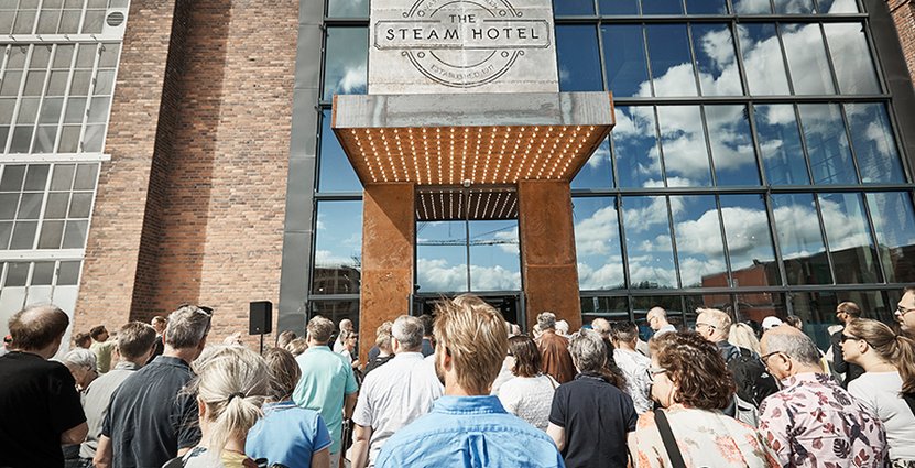 Under invigningsfesten 1 juli var The Steam Hotel fullbelagt, med över 400 gäster.  