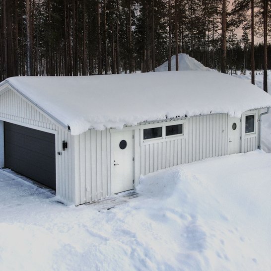 Garage i vinterlandskap