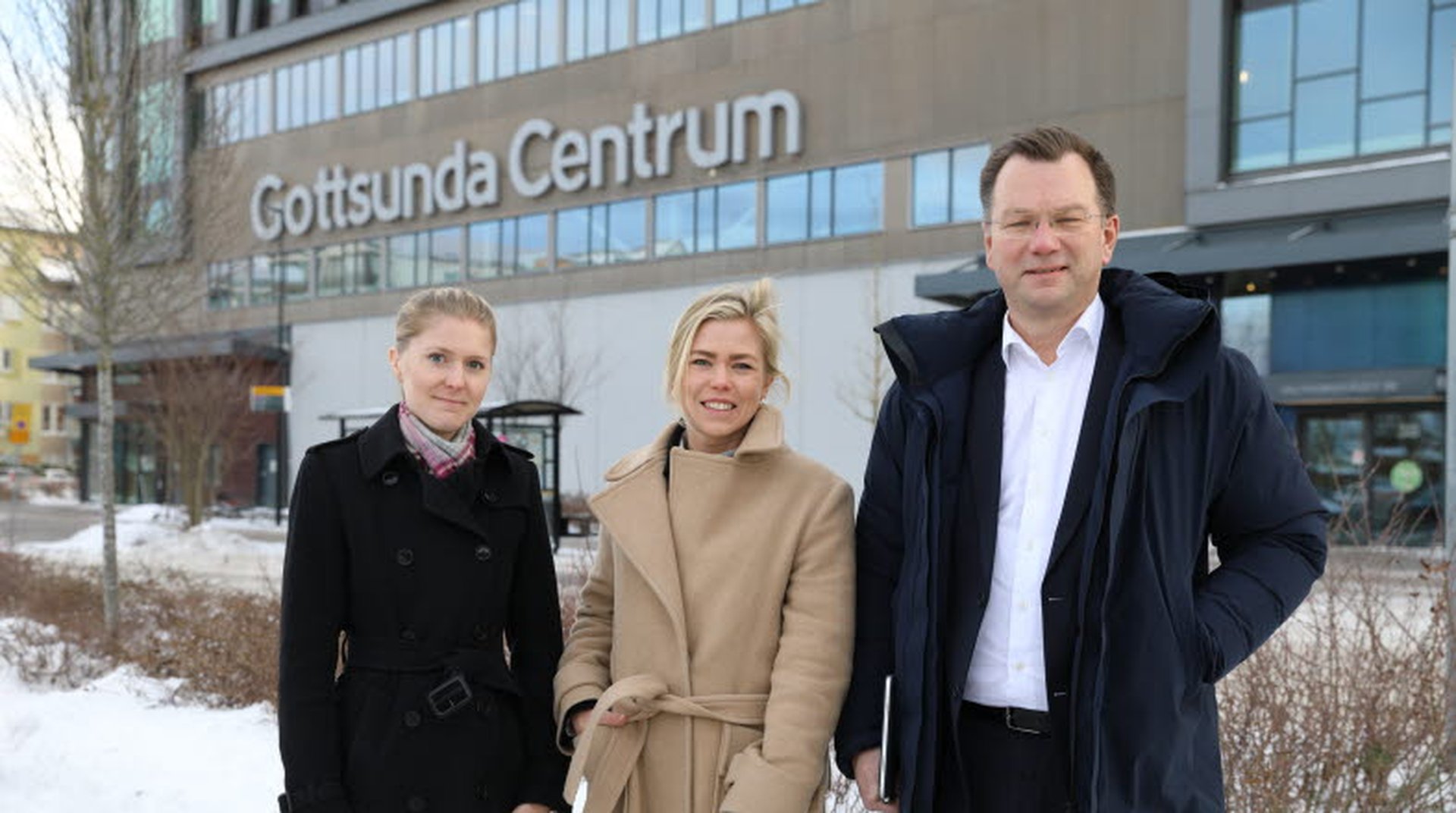 Ellinor Schutz, SEB, Cecilia Safaee, vd för Hemmaplan, och Mikael Franzén, SEB står framför Gottsunda Centrum