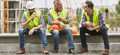 Byggarbetare sitter ner och pausar