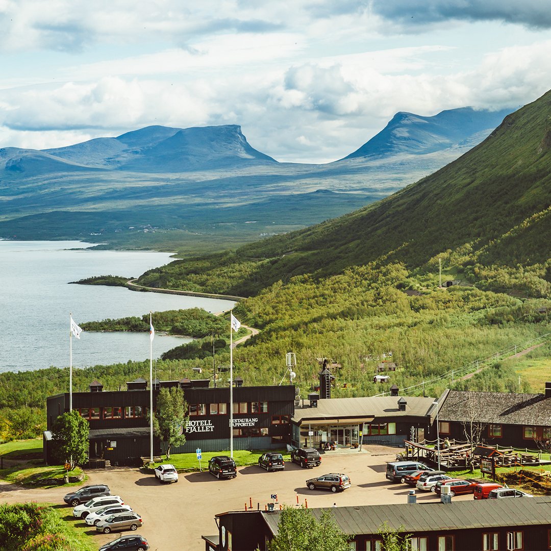 utsikt &ouml;ver Hotell Fj&auml;llet, Lapporten och Nuolja en h&ouml;gsommardag