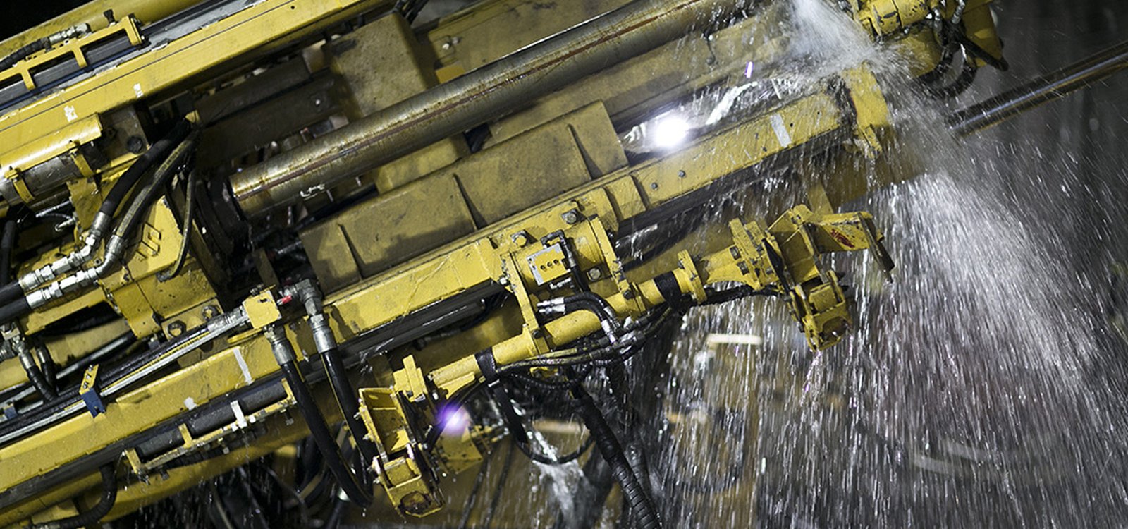 Sandvik DU331-TW в действии на руднике Макaртур-Ривер. Кроме того, компания Sandvik поставила оборудование на рудник Рэббит-Лейк и в настоящее время занимается внедрением системы скважинной гидродобычи на руднике Сигар-Лейк. Эти рудники также принадлежат Cameco.