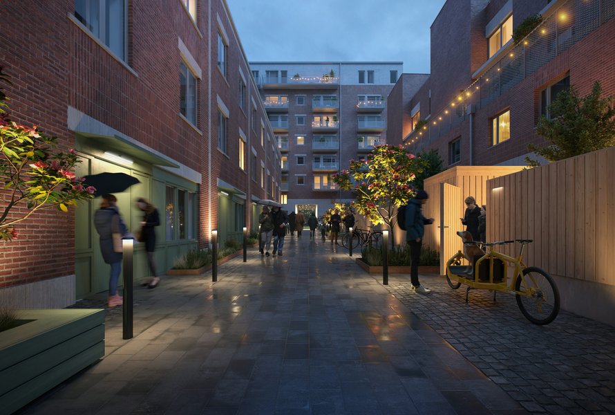 Bakgata i bostadsomr&aring;de. Det &auml;r kv&auml;ll, utomhusbelysningen &auml;r t&auml;nd och flera personer syns i bilden.