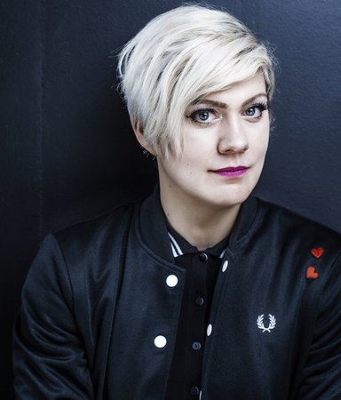 ”Det finns så många berättelser om människor som kämpar och tar sig uppåt – jag ville vända på det”