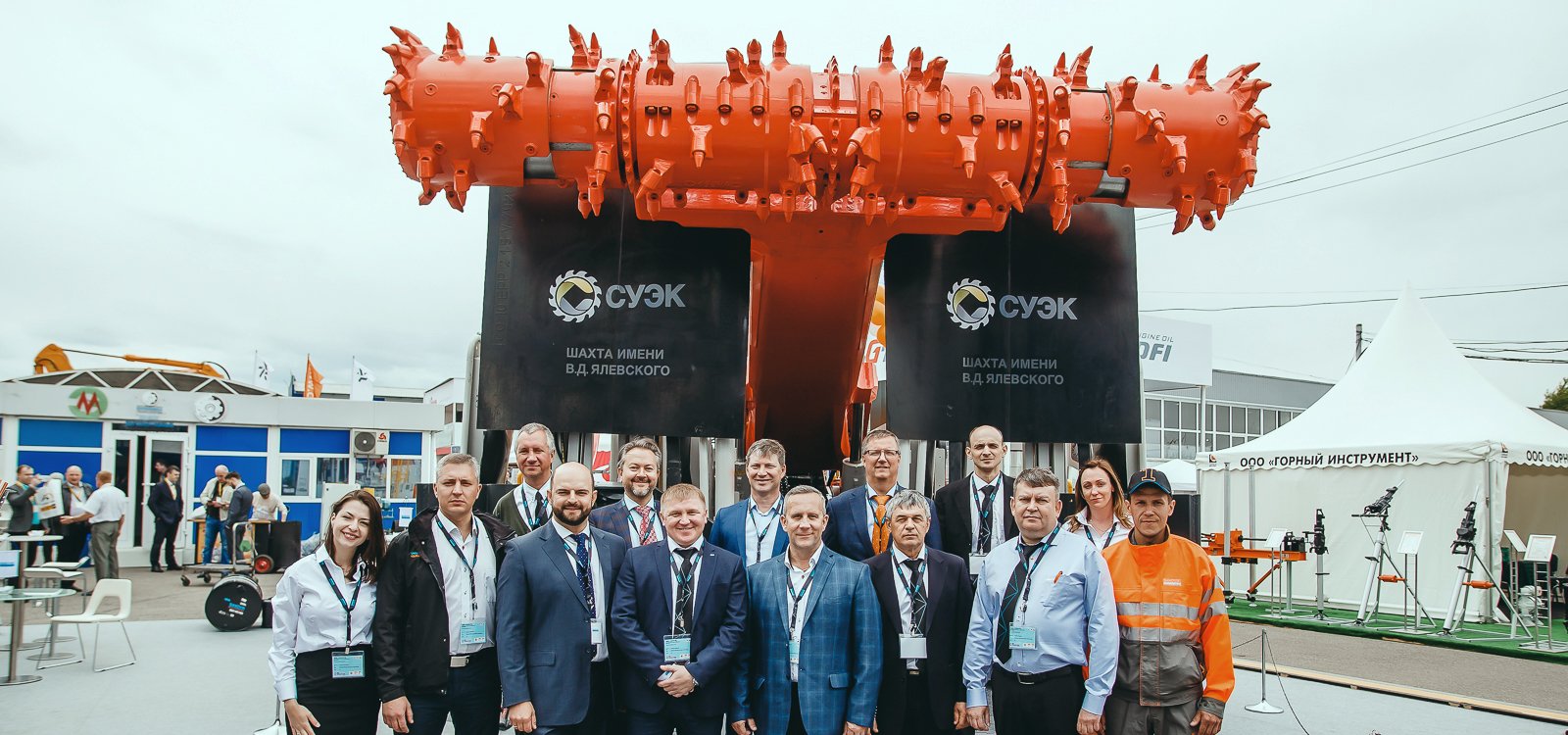 <p>Representatives from Sandvik Mining and Rock Technology present an MB670-1 bolter miner to SUEK-Kuzbass JSC at the Ugol Rossii & Mining exhibition.</p>
