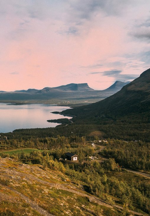 utsiktsplats fr&aring;n utsiktsstugan uppe p&aring; fj&auml;llet med Lapporten i bakgrunden