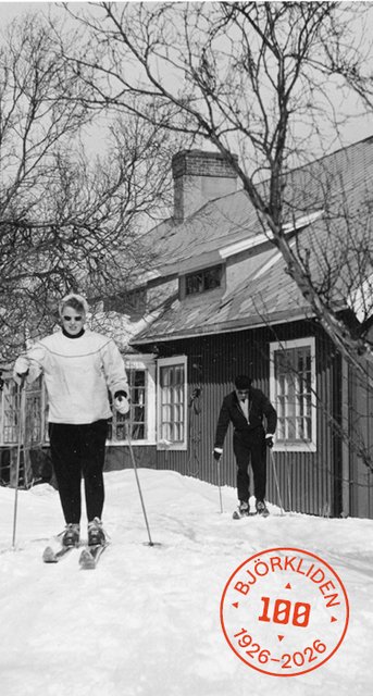svartvitt foto p&aring; Gammelg&aring;rden och tv&aring; skid&aring;kare, troligen 1940-tal