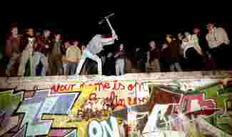 The fall of the Berlin Wall, 1989. Credit: Sueddeutsche Zeitung Photo / Alamy Stock Photo